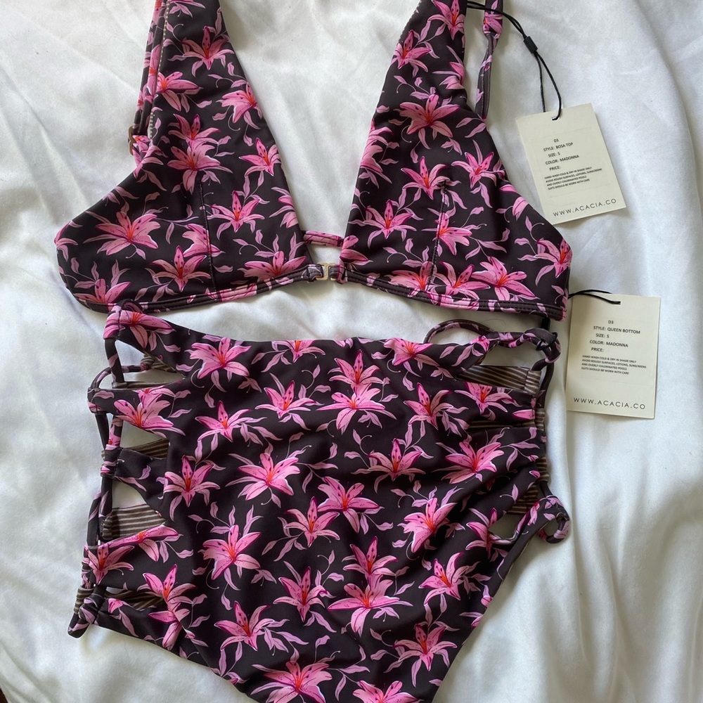 Acacia Madonna Queen Bottom and Bosa Top